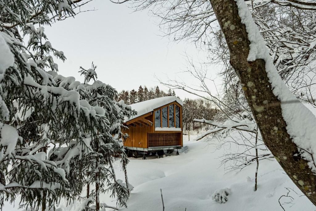 雪の森のトレーラーハウス